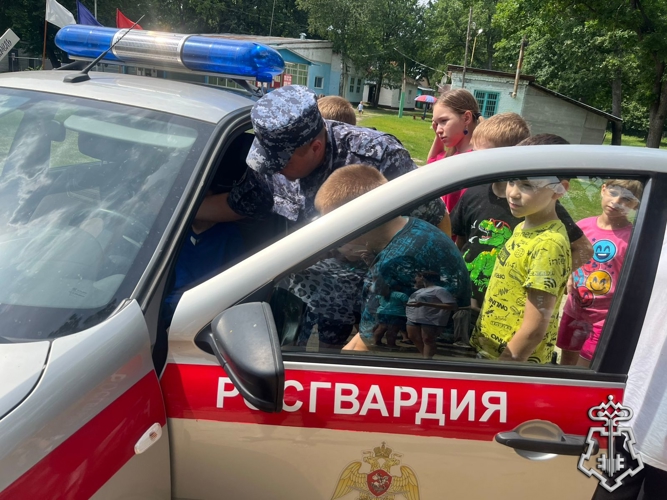 Сотрудники вневедомственной охраны встретились с детьми в рамках акции «Каникулы с Росгвардией» в Тамбовской области