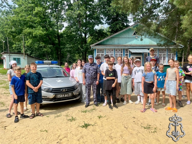 Сотрудники вневедомственной охраны встретились с детьми в рамках акции «Каникулы с Росгвардией» в Тамбовской области