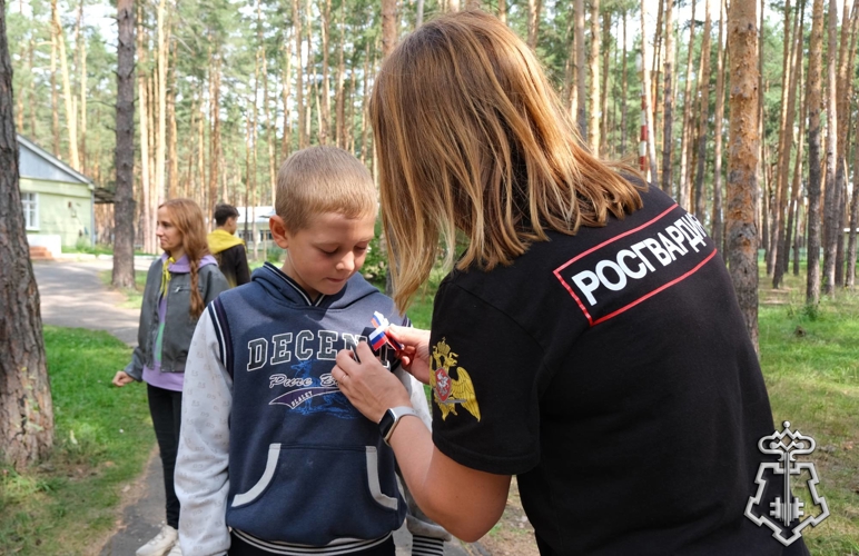 В преддверии Дня Государственного флага России росгвардейцы провели мероприятие для детей в Тамбовской области  