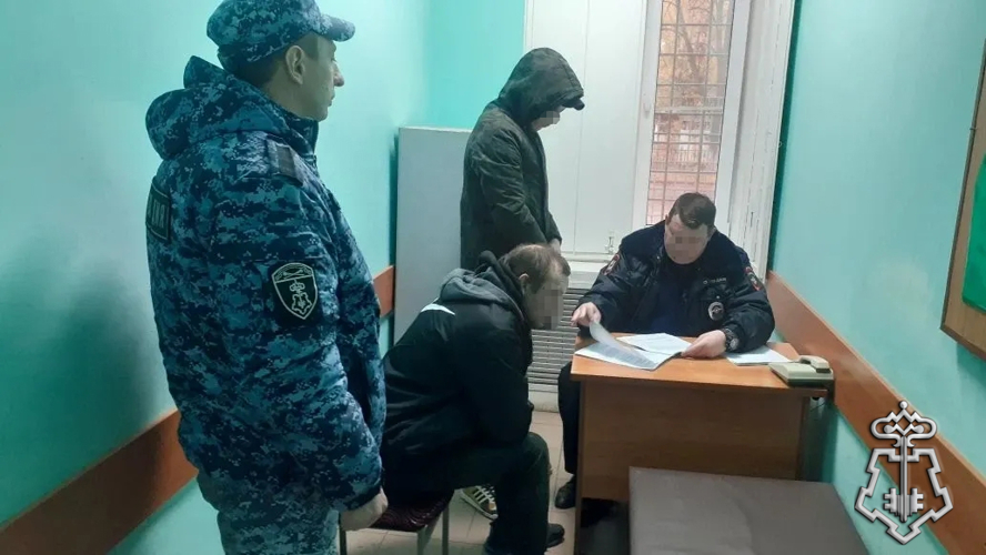 Росгвардейцы задержали двух мужчин по подозрению в краже алкогольной продукции из магазина в Котовске