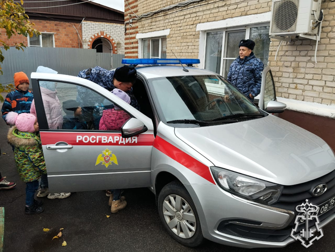 Сотрудники вневедомственной охраны Росгвардии посетили воспитанников социального приюта «Орешек» в Тамбовской области
