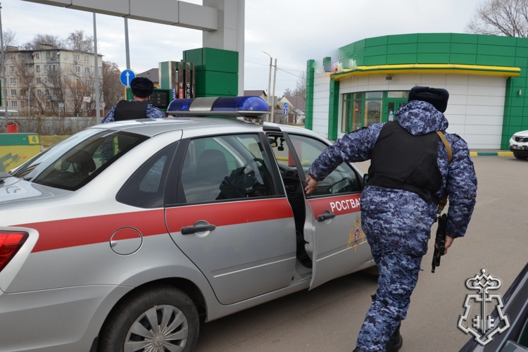 Росгвардейцы задержали двух мужчин по подозрению в краже алкогольной продукции из магазина в Котовске