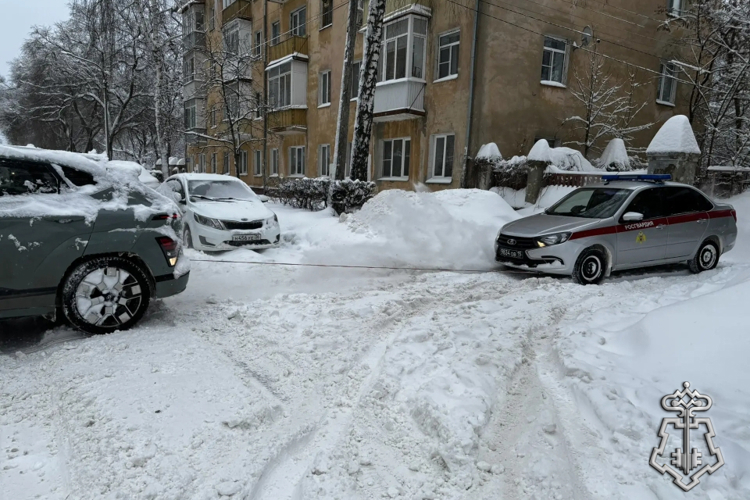 В Тамбове росгвардейцы помогли жителям справиться с затруднительными ситуациями на дороге из-за непогоды