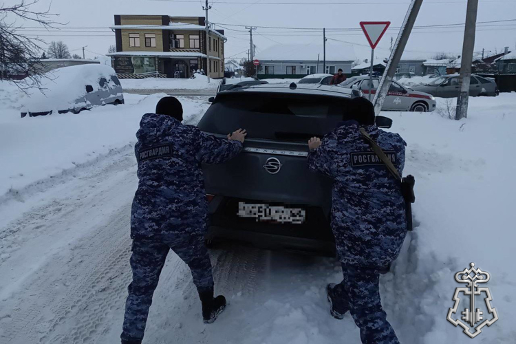 Росгвардейцы оказали помощь автомобилисту во время снегопада в Тамбовской области 