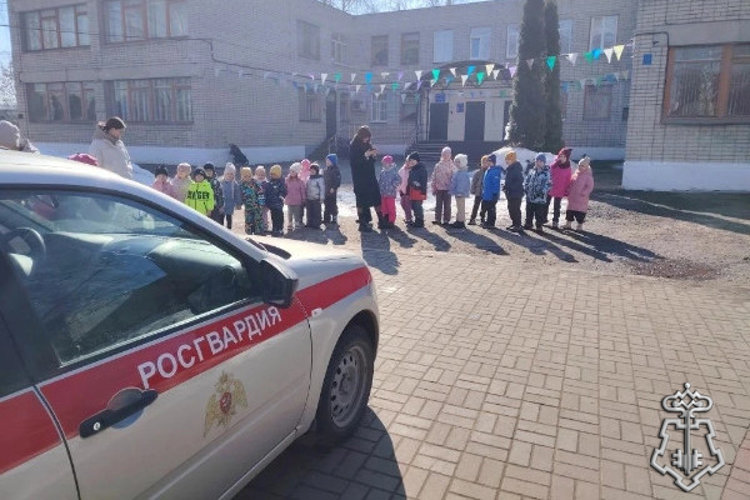 В честь юбилея ведомства росгвардейцы навестили воспитанников детского сада в Тамбове 