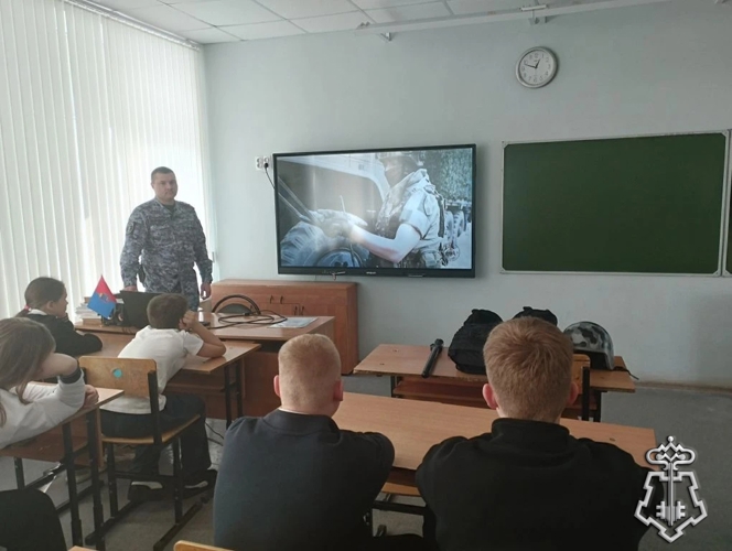 Росгвардейцы провели тематическую встречу со школьниками в Тамбовской области