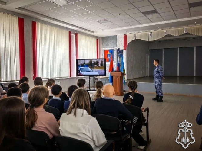 Росгвардейцы провели урок для тамбовских школьников в преддверии юбилея ведомства