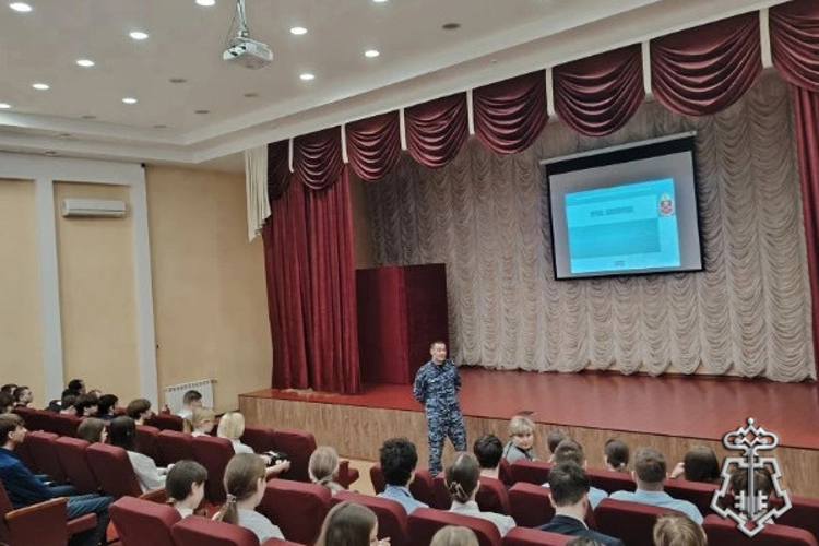 Росгвардейцы провели урок мужества для учащихся тамбовской школы