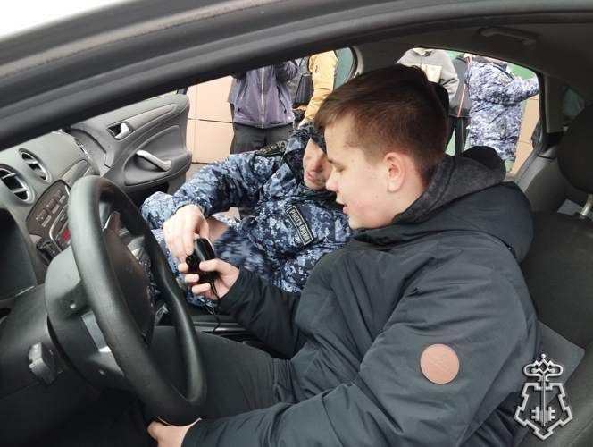 Сотрудники вневедомственной охраны организовали экскурсию для тамбовских школьников