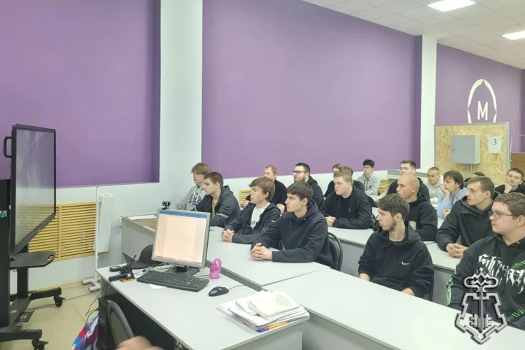 В рамках ведомственной акции тамбовские росгвардейцы провели урок для учащихся колледжа